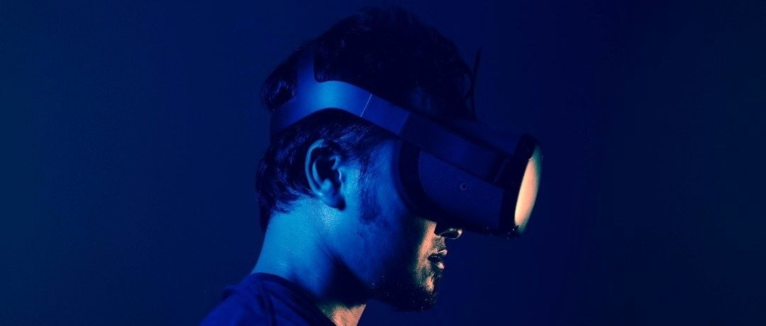 Person som använder ett VR-headset i blått ljus