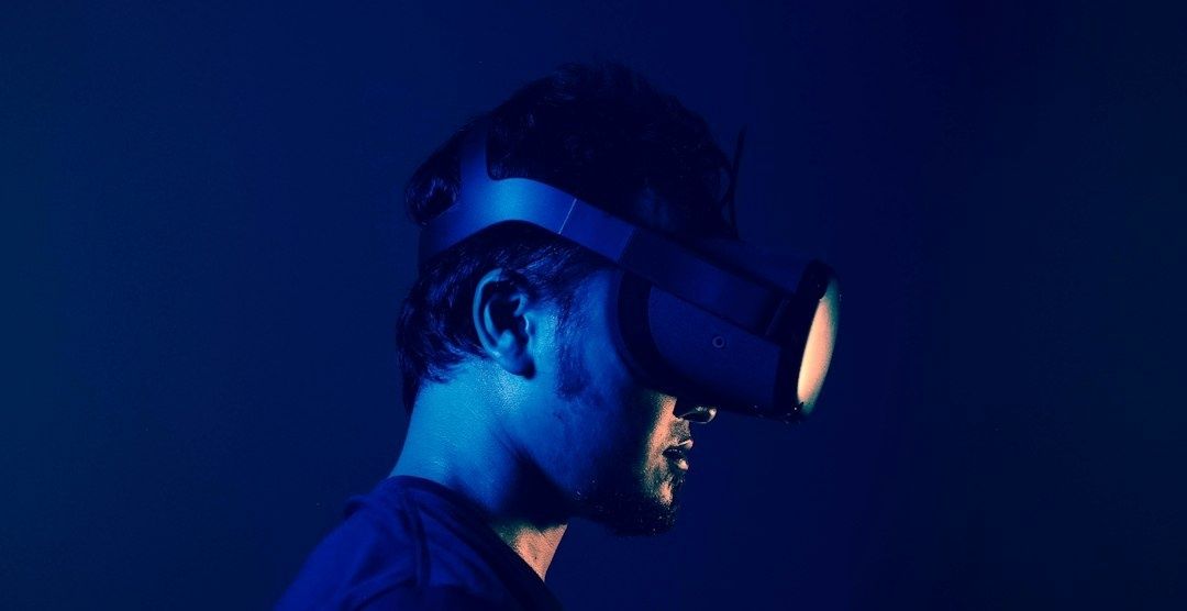 Person som använder ett VR-headset i blått ljus